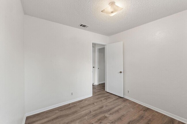 Building Photo - 1402 Oakmeadows Cove