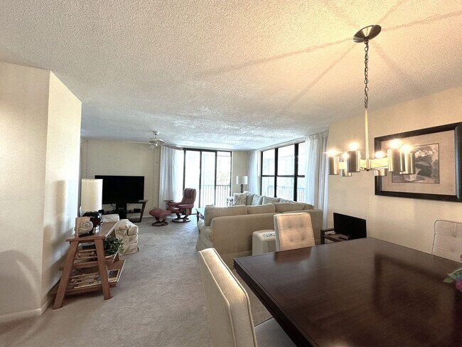 Building Photo - STUNNING SEASONAL 2/2 CORNER CONDO WITH OV...