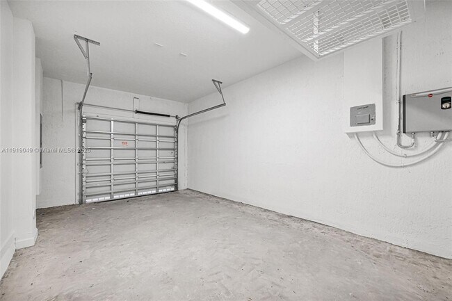 Building Photo - 1400 SE 6th Rd