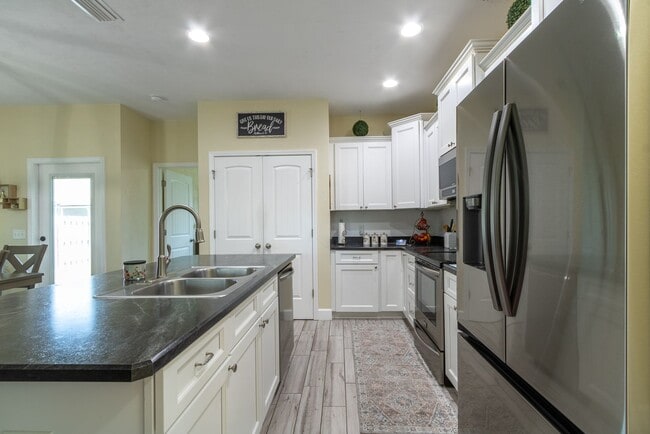 Building Photo - Spacious 3BR/2BA Home with Open Layout, Is...