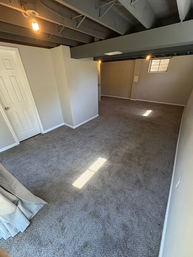 Building Photo - Spacious 4 Bed / 2.5 Bath Home on Nearly 3/4 Acre Lot with Walkout Basement and Multiple Living A...
