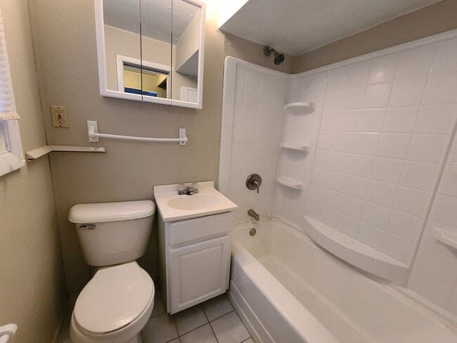 Building Photo - 2 Bedroom Home in Normal