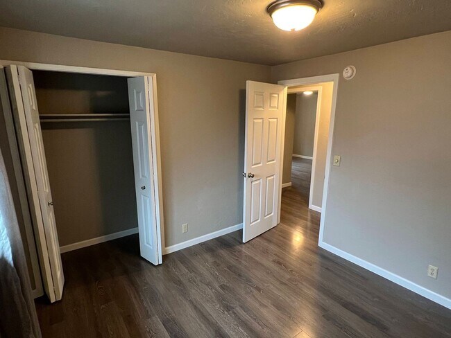 Building Photo - 3 Bedroom, 2 Bathroom House in Bethel Neig...