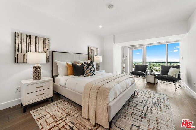 Building Photo - 13600 Marina Pointe Dr