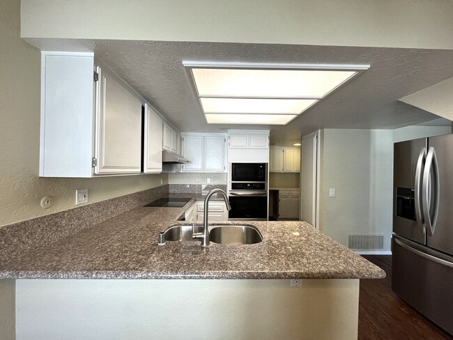 Building Photo - Spacious End Unit Home with 2 Master Suite...