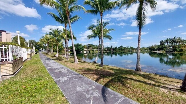 Building Photo - 14211 N Kendall Dr