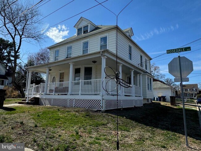 Building Photo - 1121 Rosedale Ave