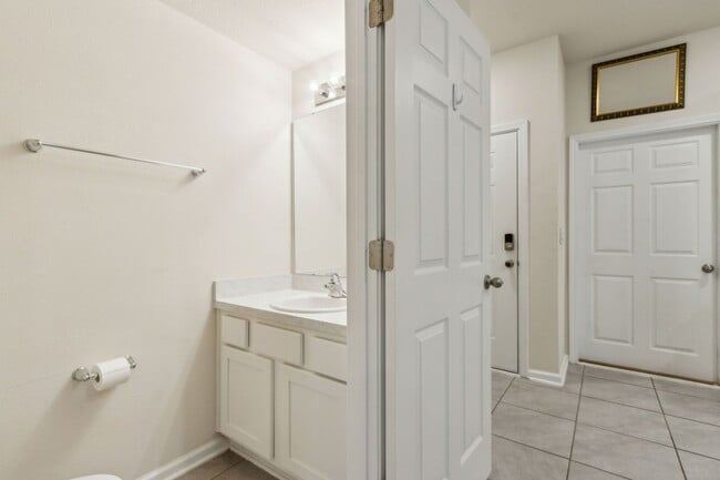 Building Photo - Nearly New 2BR/2.5BA Townhome – Great Loca...