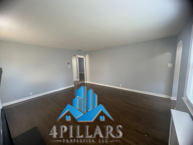 Building Photo - "Charming 3-Bedroom Home with Spacious Lay...