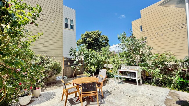 Building Photo - DREAM HOME! Spacious 3 BR + Sunroom/ 1.5 BA  in the Richmond area- AMSI