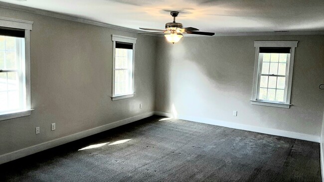 Building Photo - Country Estate Home in Ashland Area