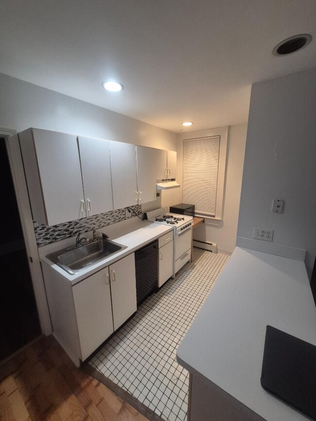 Building Photo - 166 Park St