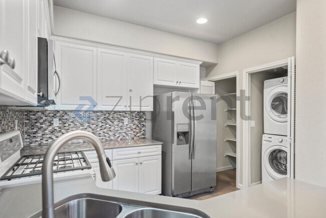 Building Photo - 2077 Kiwi Walkway