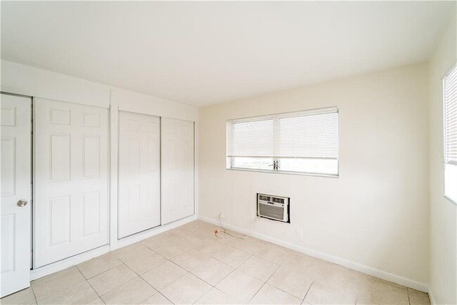 Building Photo - 1251 W River Dr