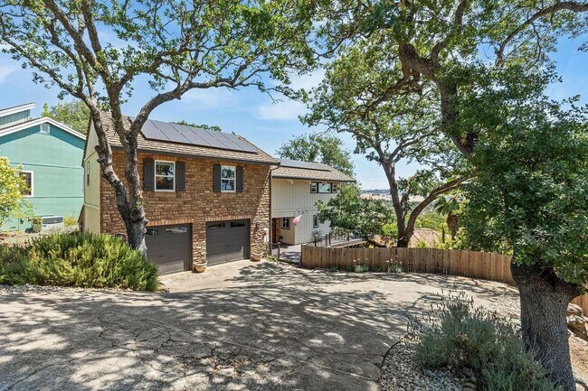 Building Photo - Luxury 5 Bedroom Home with Panoramic Views...