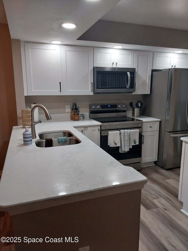 Building Photo - 1099 Country Club Dr
