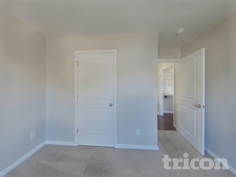 Building Photo - 474 Finch Ln