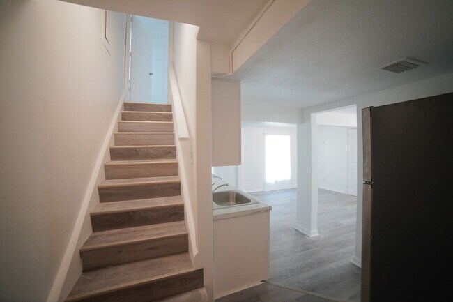 Building Photo - 1118 Louise Dr