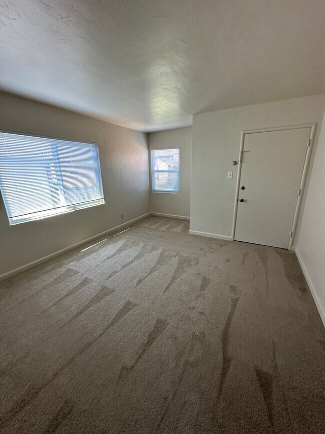 Building Photo - 2 bed/1 bath with garage