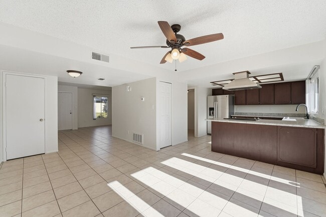 Building Photo - Beautiful 3-Bedroom Townhome in Northern Manor West