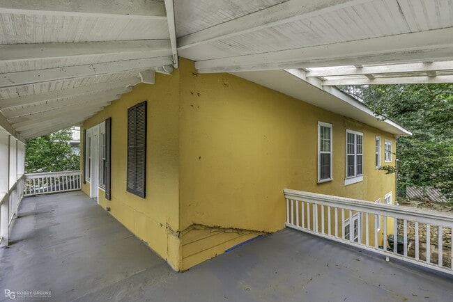 Building Photo - 409 Forest