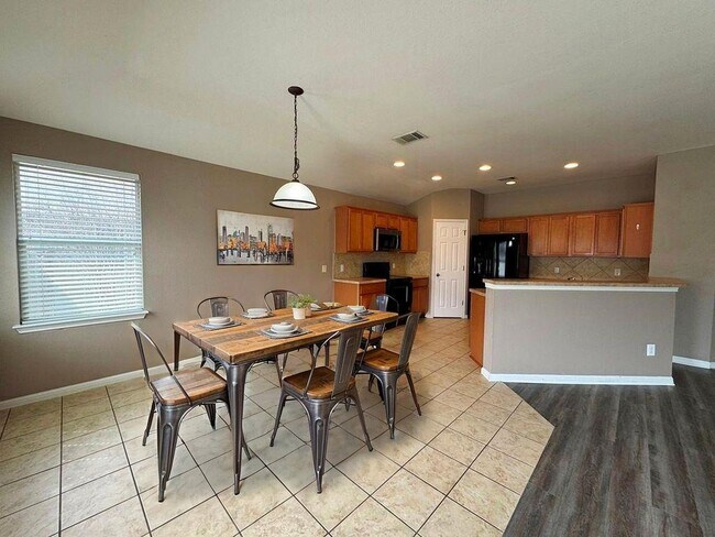 Building Photo - 3 Bed/ 2 Bath Home Available in Villages of Berry Creek!