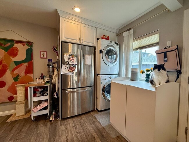 Building Photo - Modern Bungalow with W/D + A/C! Assigned Parking Included & 1 Garage Storage!
