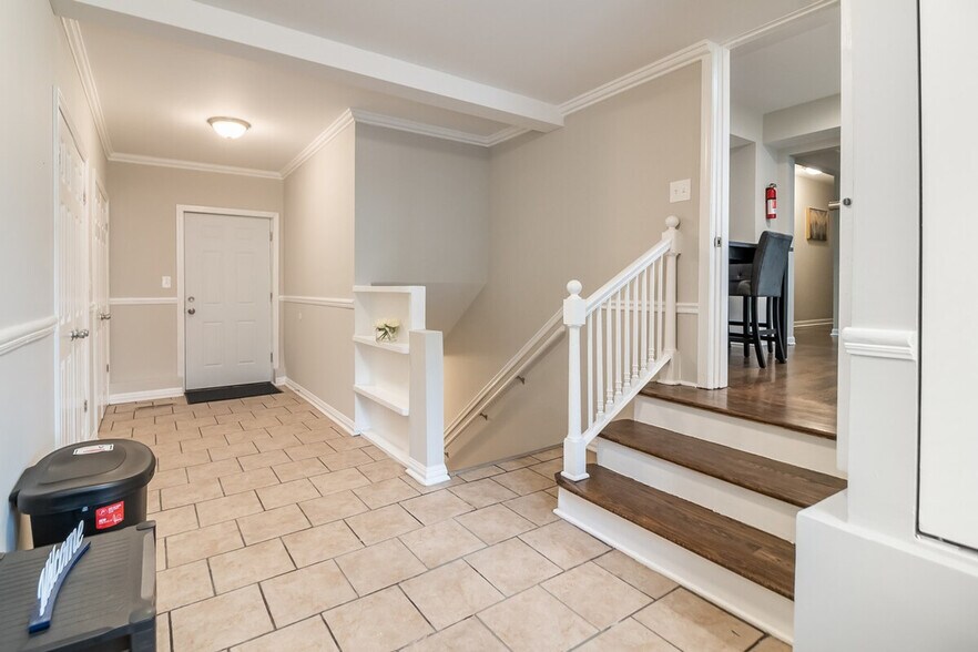 Building Photo - 649 Edgebrook Terrace