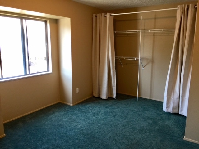 large 1 bedroom w/office area & huge closet - 200 SW Florence Ave