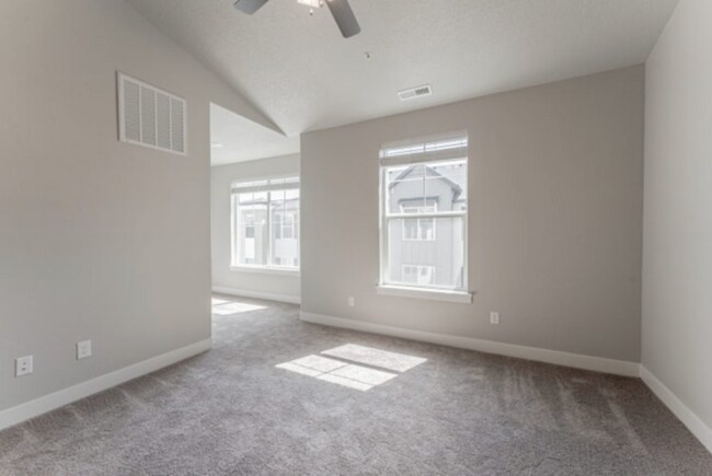 Building Photo - Prime Location Condo
