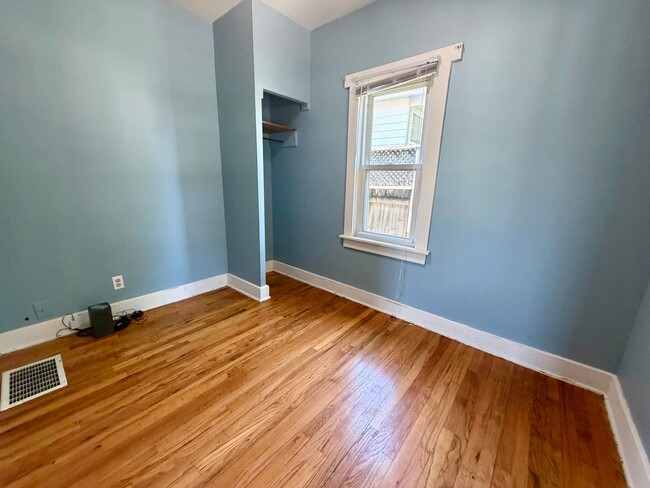 Building Photo - Centrally located 2 bedroom 1 bath house