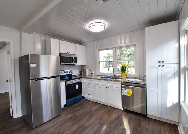 Building Photo - Welcome to this charming 3-bedroom, 1-bath...