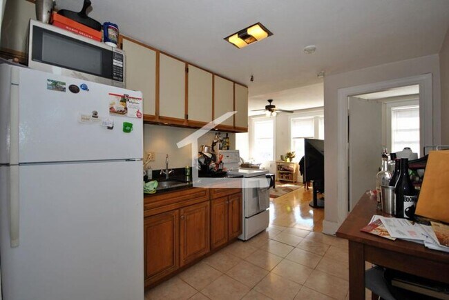 Building Photo - 2BR/1Bth unit in professionally managed building, Heat/Hot Water included.
