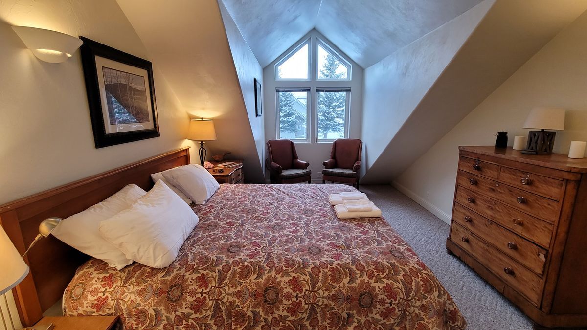 Building Photo - 910 Powder Valley Rd