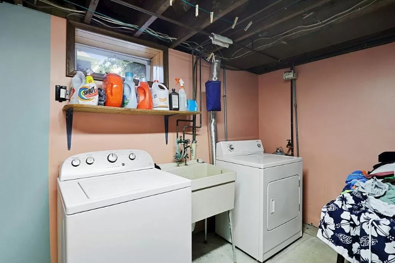 Building Photo - 212 Lake St E