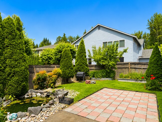 Building Photo - Spacious 5 Bedroom Home with A/C, Den, Waterfall in Prime Kenmore Cul-de-Sac