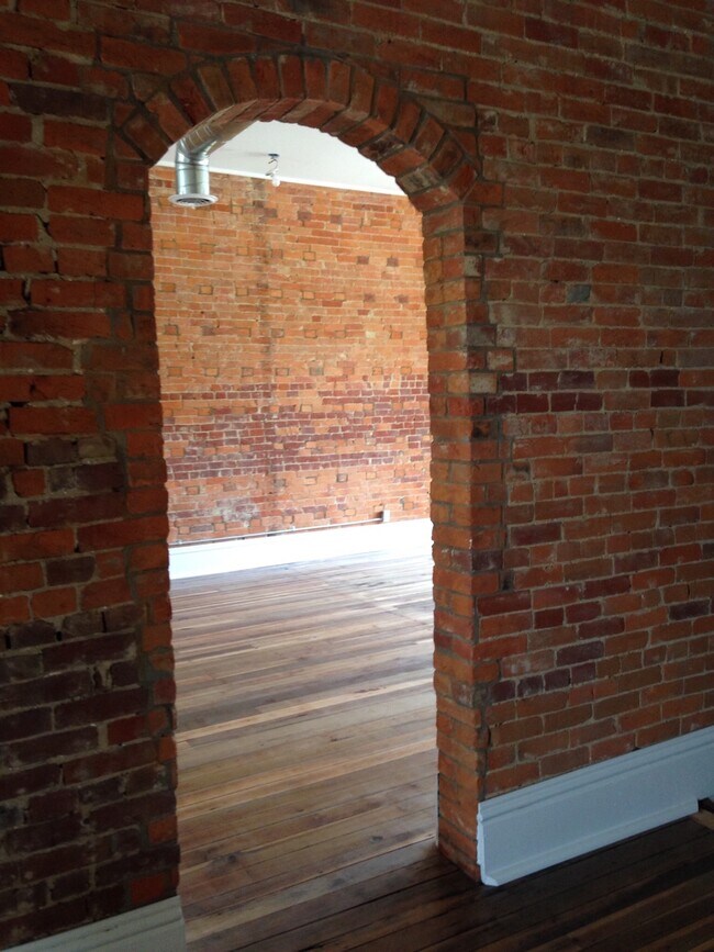 Building Photo - 2021 W Franklin St