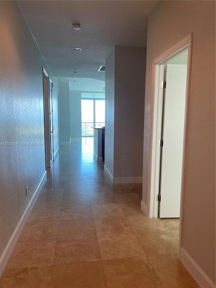 Building Photo - 14951 Royal Oaks Ln