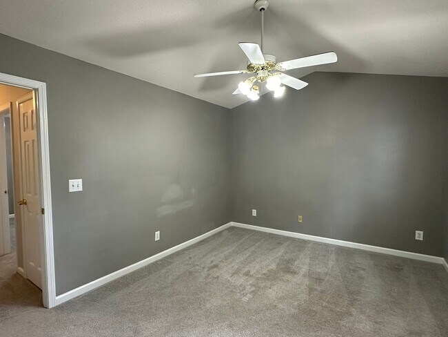 Building Photo - 2 bedroom/1.5 bath end unit townhome in gr...