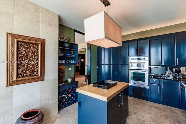 Building Photo - 300 South Pointe Dr