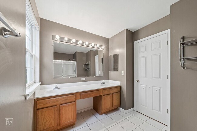 Building Photo - End Unit Three Bedroom Two and a Half Bath in North Naperville