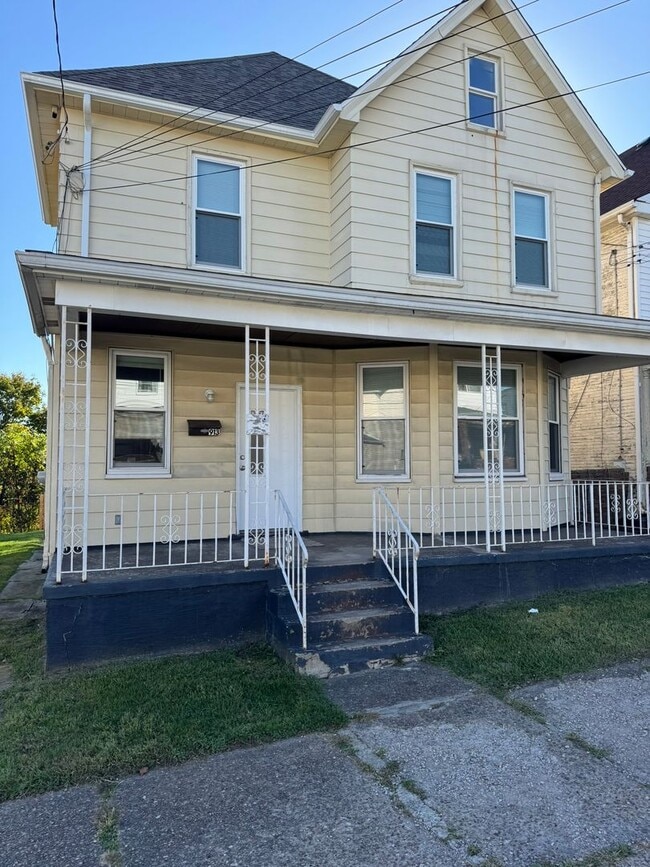 Building Photo - Enormous Completely Updated 4-Bedroom 1-Ba...