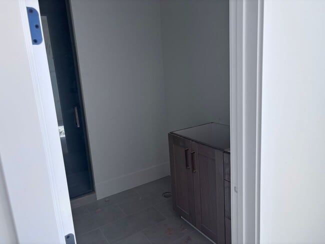 Building Photo - Beautiful custom single story in Moorland Park with pool