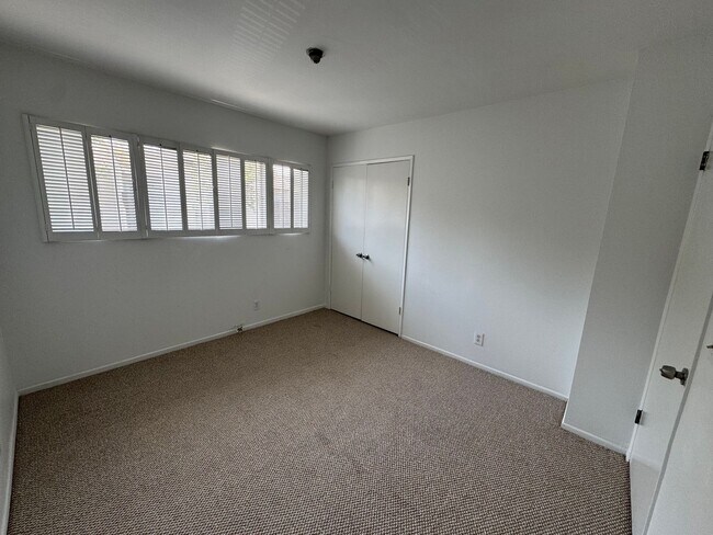 Building Photo - 3 Bedroom 2 Bathroom Condo in the Desirabl...