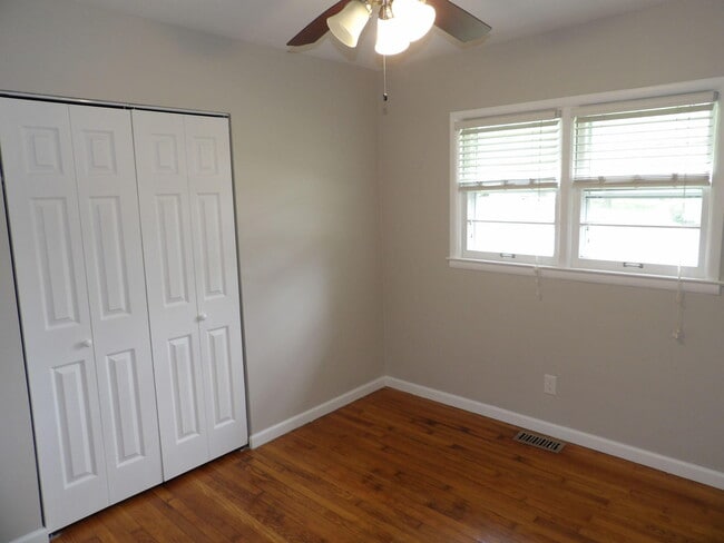 Building Photo - 286 Zandale Dr