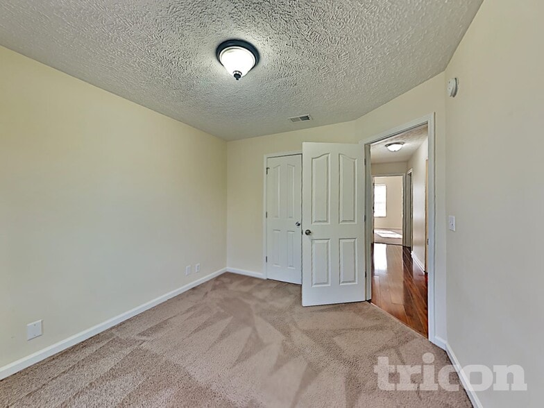 Building Photo - 3013 Weybridge Dr