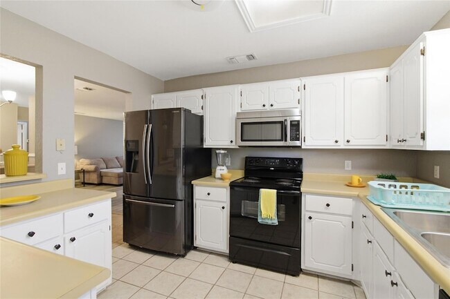 Building Photo - 2410 Buttercup Cir