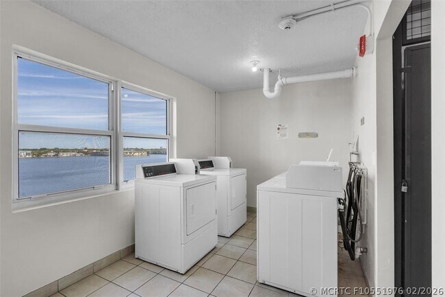Building Photo - 1175 NE Miami Gardens Dr