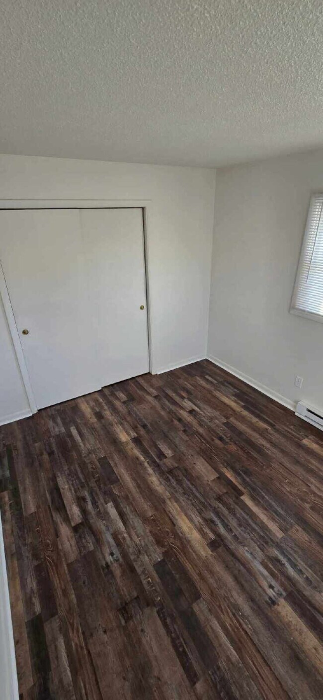 Building Photo - 570 US-52