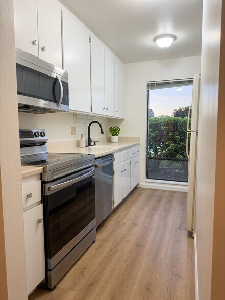 Building Photo - 796 Woodside Ln E